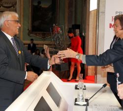 Su Majestad la Reina Doña Sofía entrega el Premio a la Mejor Iniciativa en Prevención y Seguridad Vial al presidente de la Federación Europea de Vícti