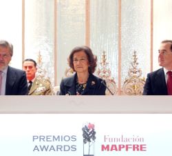 Su Majestad la Reina Doña Sofía en la mesa presidencial junto al ministro en funciones de Educación, Cultura y Deporte, Íñigo Méndez de Vigo y el pres