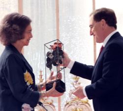 Su Majestad la Reina Doña Sofía recibe el Premio "A toda una vida profesional (José Manuel Martínez Martínez)" de manos del presidente de Ma