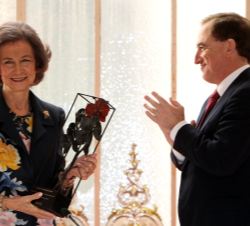 Su Majestad la Reina Doña Sofía tras recibir el Premio "A toda una vida profesional (José Manuel Martínez Martínez)"