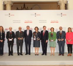 Fotografía de grupo de Su Majestad la Reina Doña Sofía con Su Alteza Real la Infanta Doña Elena, autoridades y galardonados