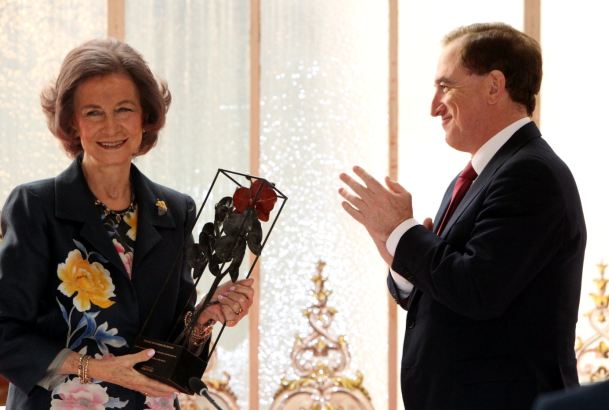Su Majestad la Reina Doña Sofía tras recibir el Premio "A toda una vida profesional (José Manuel Martínez Martínez)"
