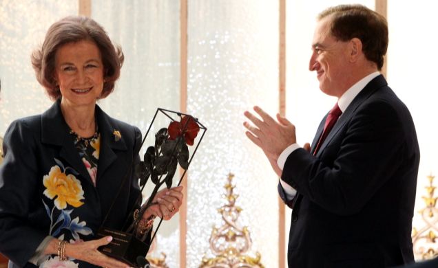 Su Majestad la Reina Doña Sofía tras recibir el Premio "A toda una vida profesional (José Manuel Martínez Martínez)"