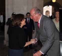 La vicepresidenta del Gobierno y ministra de la Presidencia en funciones, Soraya Sáenz de Santamaría, recibe a Sus Majestades los Reyes Don Juan Carlo