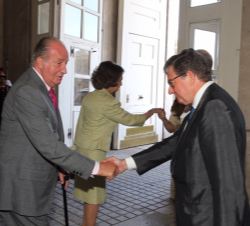 Su Majestad el Rey Don Juan Carlos recibe el saludo del presidente del Consejo de Administración del Patrimonio Nacional, Alfredo Pérez de Armiñán