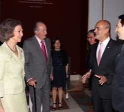 Don Juan Carlos y Doña Sofía, con el director de las Colecciones Reales del Patrimonio Nacional, José Luis Díez, y el comisario de la exposición, Gonz