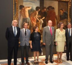 Don Juan Carlos y Doña Sofía, con la vicepresidenta del Gobierno y ministra de la Presidencia en funciones, el secretario de Estado de Cultura, el pre