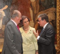 Don Juan Carlos y Doña Sofía, con el presidente del Consejo de Administración del Patrimonio Nacional, Alfredo Pérez de Armiñán