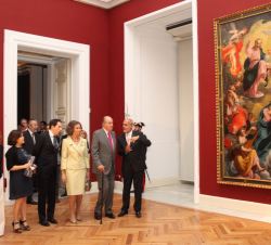 Don Juan Carlos y Doña Sofía atienden a las explicaciones del director de las Colecciones Reales del Patrimonio Nacional, José Luis Díez, y el comisar
