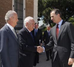 Su Majestad el Rey recibe el saludo del ministro de Asuntos Exteriores y de Cooperación, José Manuel García-Margallo