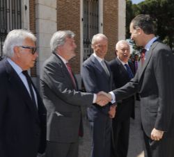 Su Majestad el Rey recibe el saludo del ministro de Educación, Cultura y Deporte, Íñigo Méndez de Vigo