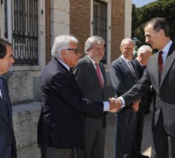 Su Majestad el Rey recibe el saludo del expresidente del Gobierno, Felipe González