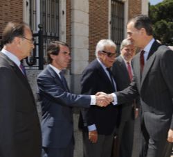 Su Majestad el Rey recibe el saludo del expresidente del Gobierno, José María Aznar