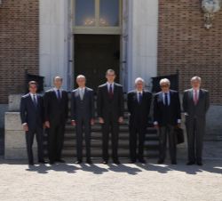 Su Majestad el Rey junto a las autoridades que le recibieron a su llegada al Palacio de La Quinta