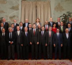 Fotografía de grupo de Su Majestad el Rey junto a los patronos asistentes a la reunión del Real Instituto Elcano