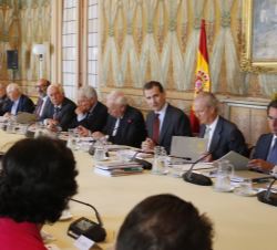 Su Majestad el Rey en la sala Hernán Cortes del Palacio de La Quinta, donde presidió la reunión del Real Instituto Elcano