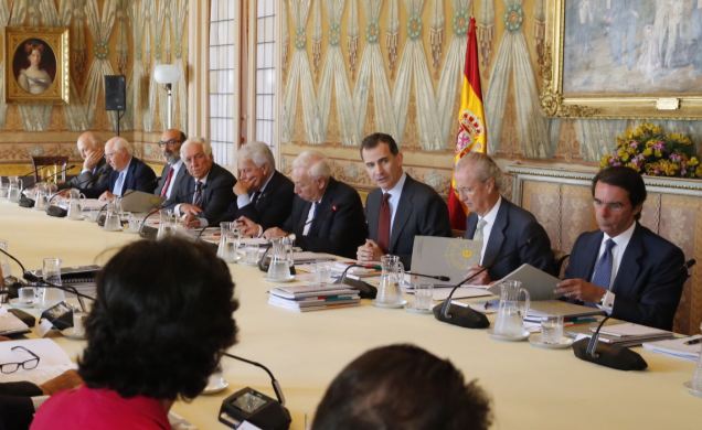 Su Majestad el Rey en la sala Hernán Cortes del Palacio de La Quinta, donde presidió la reunión del Real Instituto Elcano