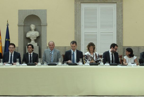 Don Felipe y Don Juan Carlos, en la mesa presidencial, junto a los responsables ejecutivos de la Fundación Cotec