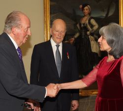 Don Juan Carlos recibe el saludo de la vicepresidenta de la República de Bulgaria, Margarita Popova