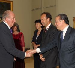 Don Juan Carlos recibe el saludo del secretario de Estado para la Unión Europea, Fernando Eguidazu