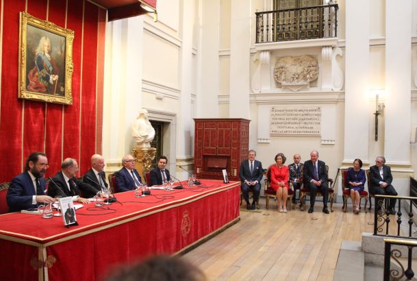 Vista del estrado del Salón de Actos de la Real Academia de Bellas Artes de San Fernando durante el acto