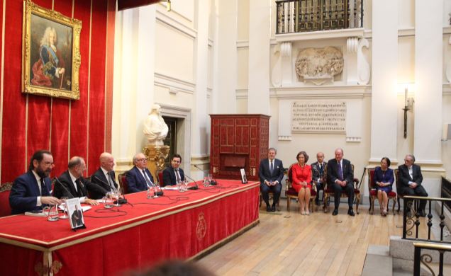 Vista del estrado del Salón de Actos de la Real Academia de Bellas Artes de San Fernando durante el acto