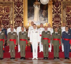 Su Majestad el Rey con el grupo de generales de brigada y contralmirantes