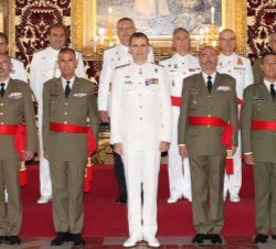 Su Majestad el Rey con el grupo de generales de brigada y contralmirantes