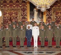 Su Majestad el Rey con el grupo coroneles y capitanes de navío