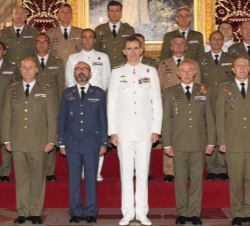 Su Majestad el Rey con el grupo coroneles y capitanes de navío
