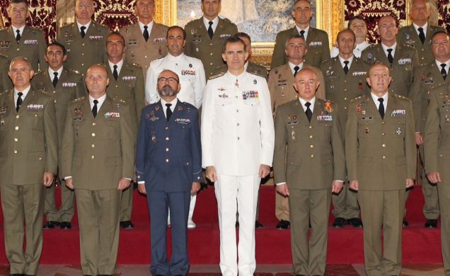 Su Majestad el Rey con el grupo coroneles y capitanes de navío