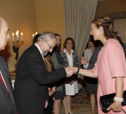 Su Alteza Real la Infanta Doña Elena recibe el saludo del secretario del jurado, Justino García del Vello