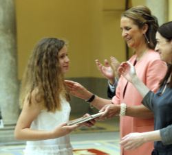 Doña Elena entrega el premio a María Herreros, alumna ganadora del segundo premio