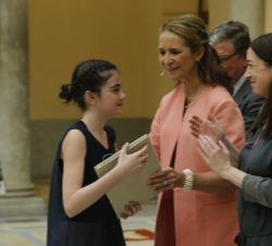 Doña Elena entrega el premio a Naia Gil, alumna ganadora del primer premio