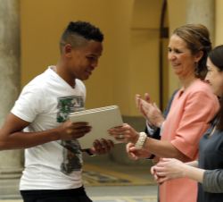 Doña Elena entrega el premio a Julio José Paniagua, alumno ganador del cuarto premio