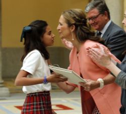 Doña Elena entrega el premio a María González González, alumna ganadora del quinto premio