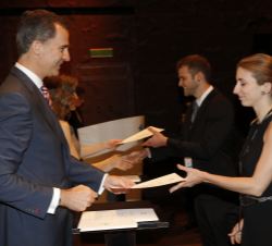 Su Majestad el Rey durante el acto de entrega de becas de "la Caixa"