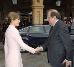 Su Majestad la Reina recibe el saludo del presidente de la Junta de Castilla y León, Juan Vicente Herrera
