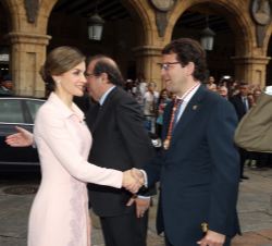 Su Majestad la Reina recibe el saludo del alcalde de Salamanca, Alfonso Fernández Mañueco