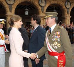 Su Majestad la Reina recibe el saludo del jefe de Estado Mayor del Ejército, Jaime Domínguez Buj