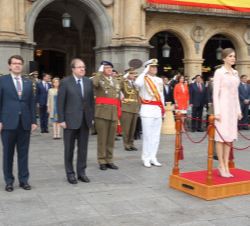 Su Majestad la Reina durante la interpretación del Himno Nacional