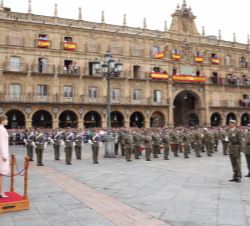Su Majestad la Reina recibe novedades del jefe de la Unidad que rinde honores