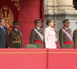 Doña Letizia en la Tribuna Real, junto a las autoridades presentes en el acto