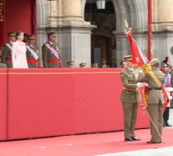 Doña Letizia presencia el acto de despedida de la antigua bandera