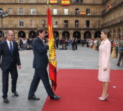 Su Majestad la Reina recibe, de manos del alcalde y el presidente de la Diputación de Salamanca, la nueva bandera