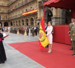 Su Majestad la Reina, con la nueva bandera desplegada, en el instante en el que es bendecida por el vicario Episcopal