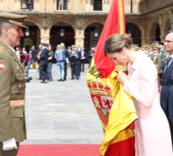 Doña Letizia besa la nueva bandera tras la bendición