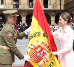 Su Majestad la Reina entrega la nueva bandera al coronel jefe del Regimiento