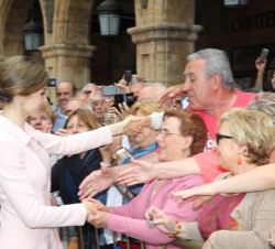 Su Majestad la Reina recibe el cariño del público congregado en la Plaza Mayor de Salamanca