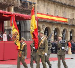 Doña Letizia, en la Tribuna Real, contempla el paso de la nueva enseña junto a la antigua bandera